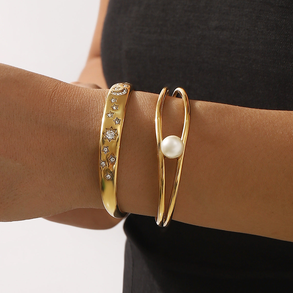 Bracciale Rigido Aperto Geometrico Minimalista in Acciaio Inox con Strass e Perle Sintetiche, Finitura Galvanizzata