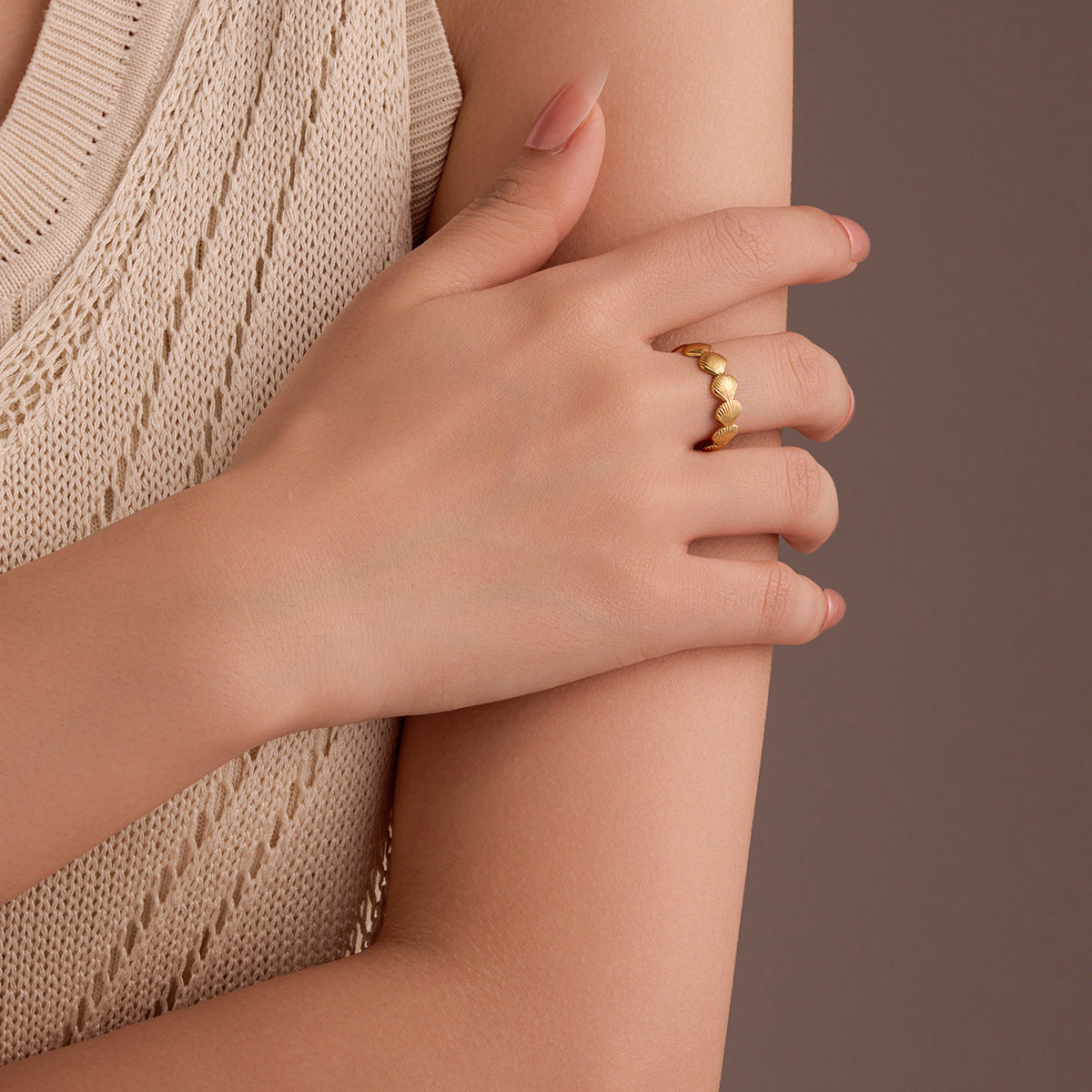 Anillo abierto para mujer de acero de titanio con baño de oro de 18 quilates, con forma de abanico y concha, estilo lujo minimalista