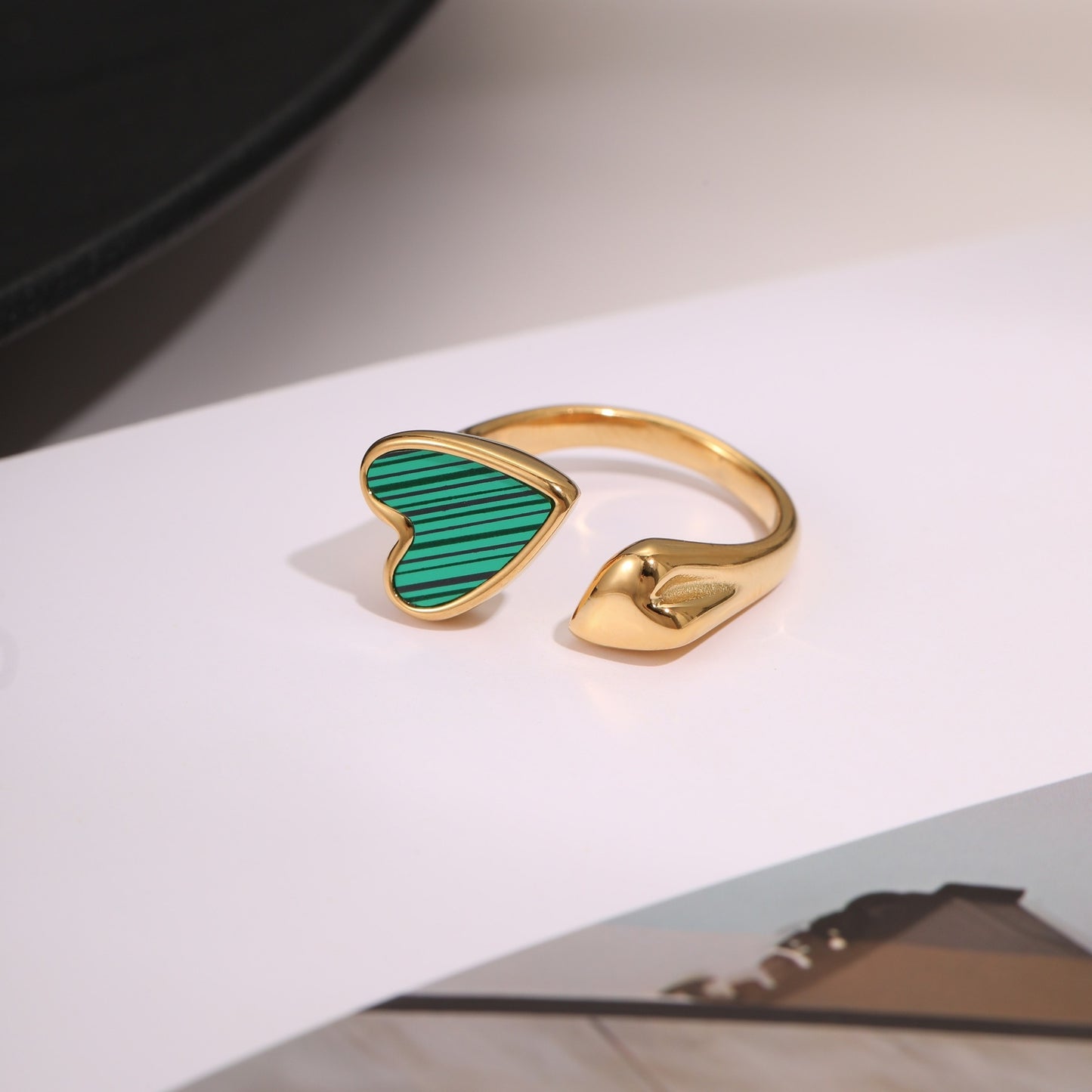 Anillo Abierto de Acero Inoxidable con Forma Geométrica, Acabado de Acero de Titanio y Detalle de Corazón de Malaquita para Mujer