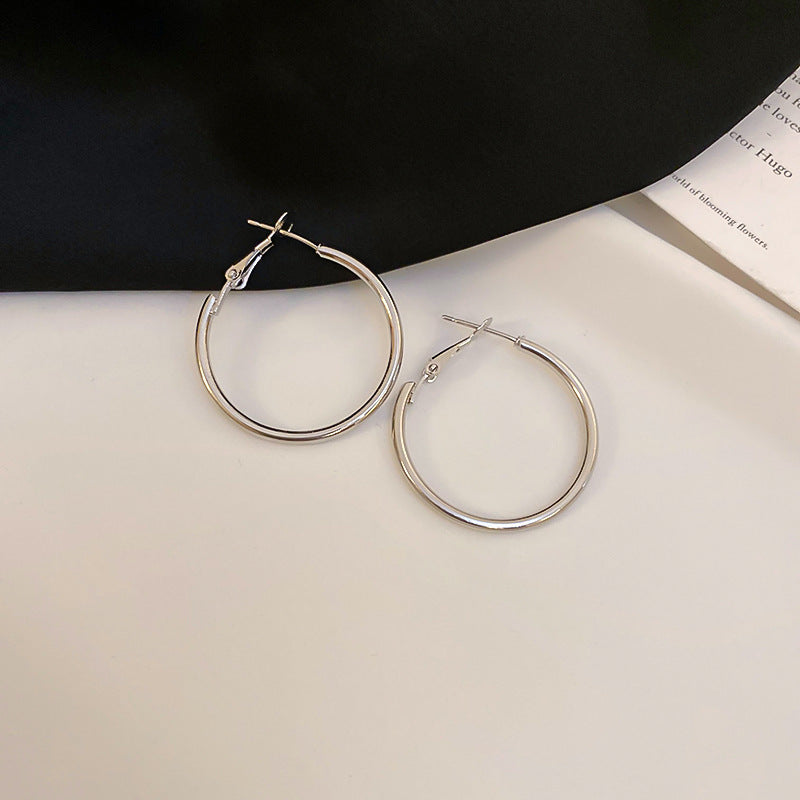Elegantes aretes de aro geométricos minimalistas de aleación con acabado galvanizado para mujer
