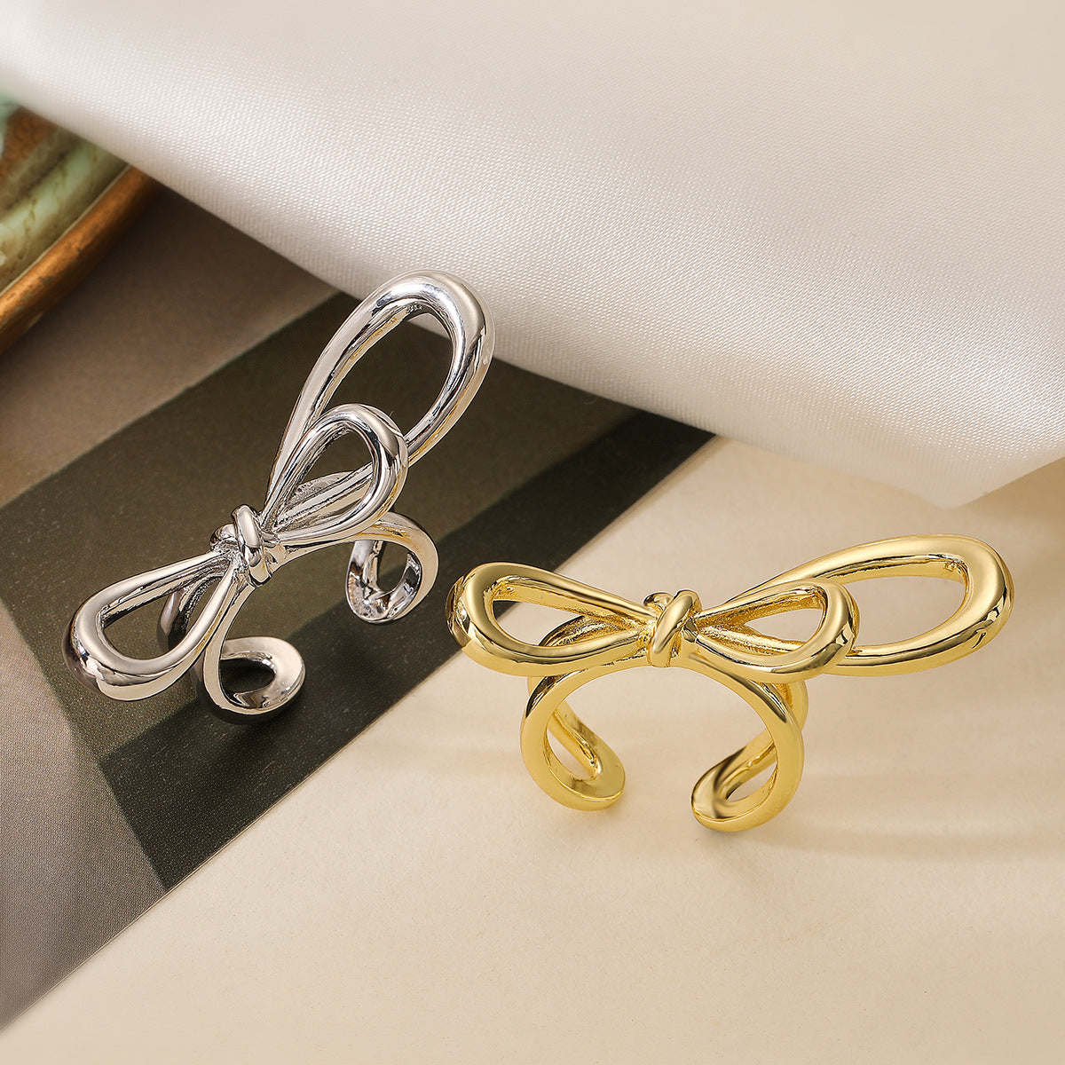 Anello Aperto da Donna Minimalista con Fiocco Geometrico Placcato Oro 18K