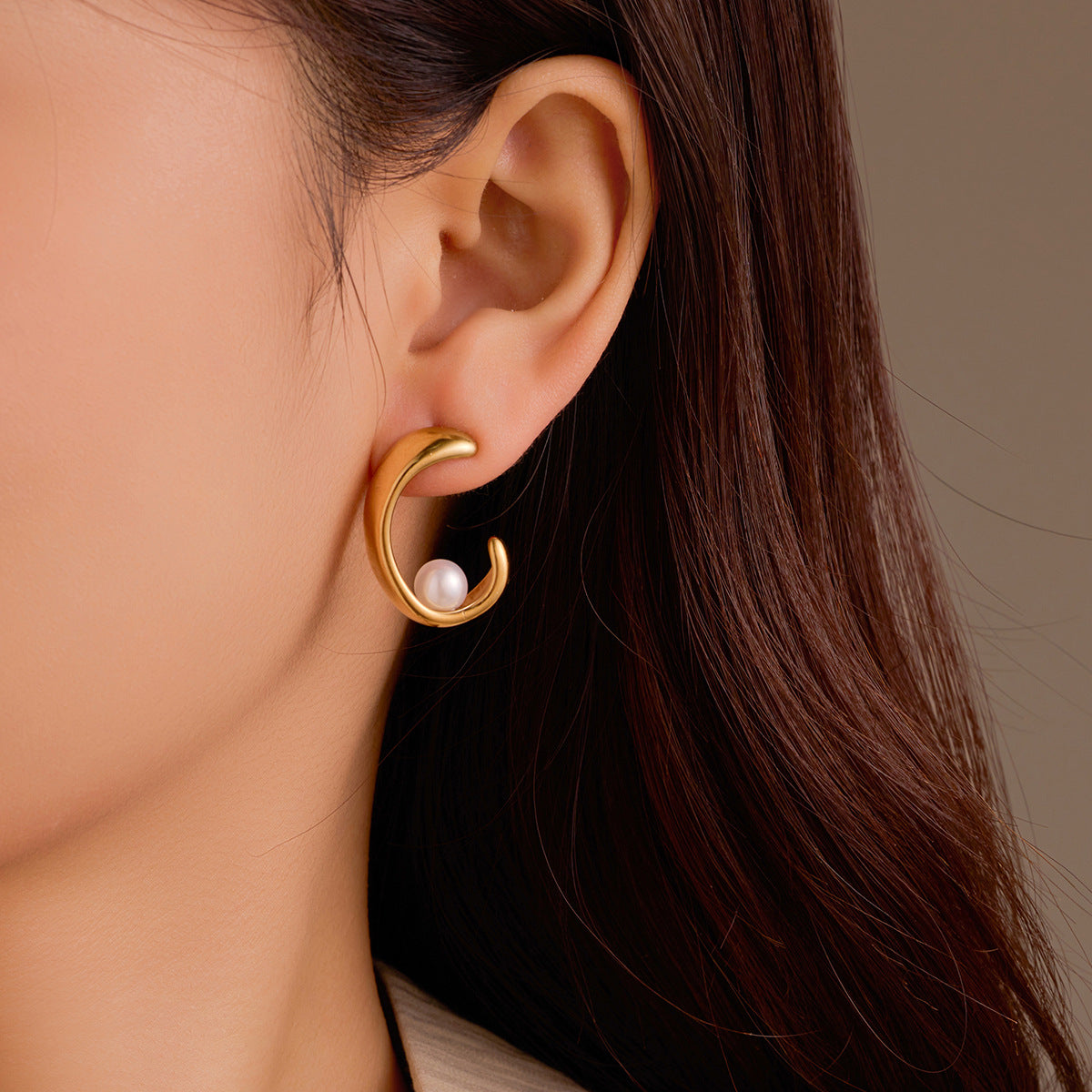 Pendientes de acero inoxidable de perlas irregulares con forma de media luna a la moda para mujer con acabado chapado