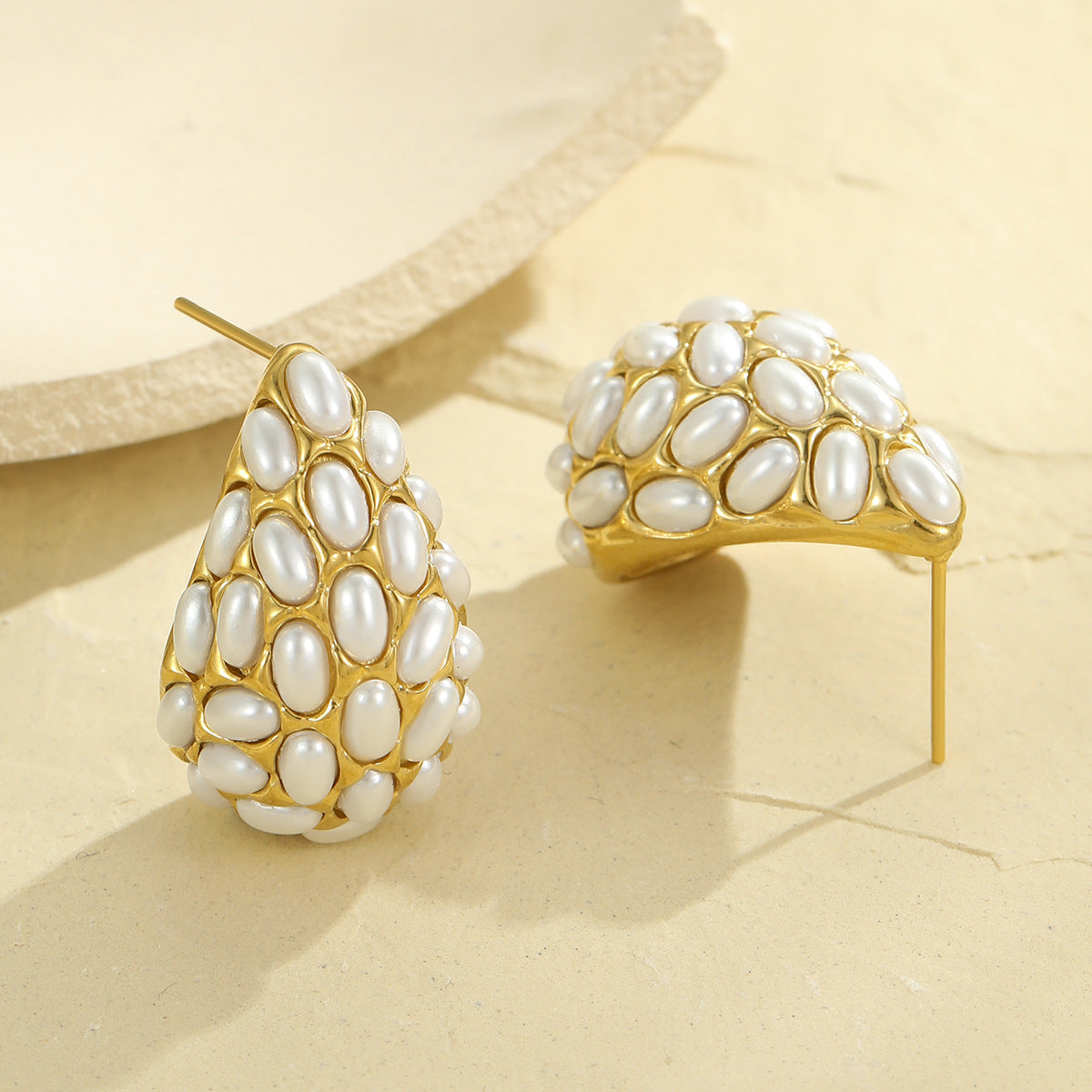 Pendientes geométricos de acero inoxidable con estilo francés vintage, acentos de perlas y chapado en oro de 18 quilates para mujer