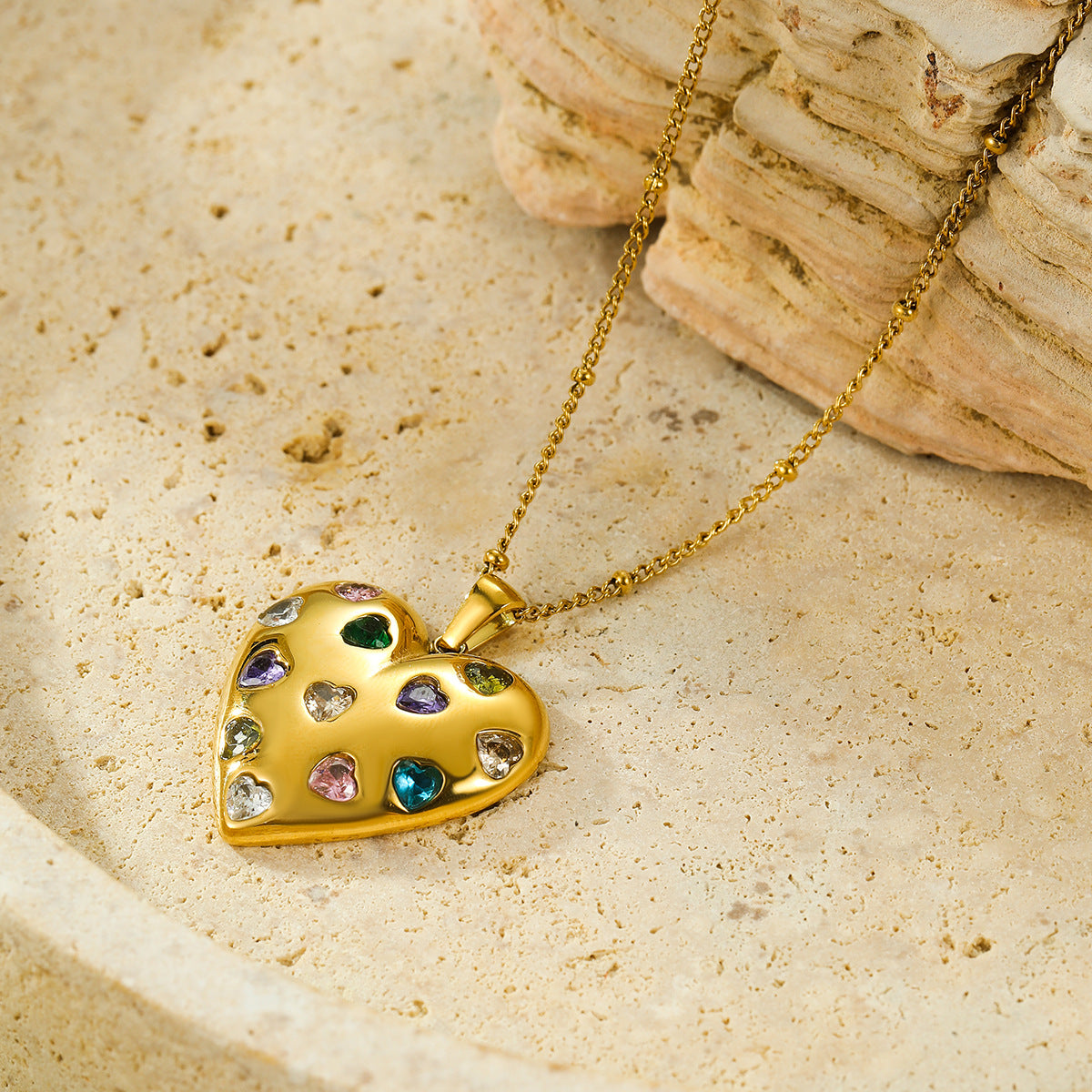Collar de moda con colgante de acero inoxidable chapado en oro de 18 quilates en forma de corazón para mujer con incrustaciones de circonitas de colores
