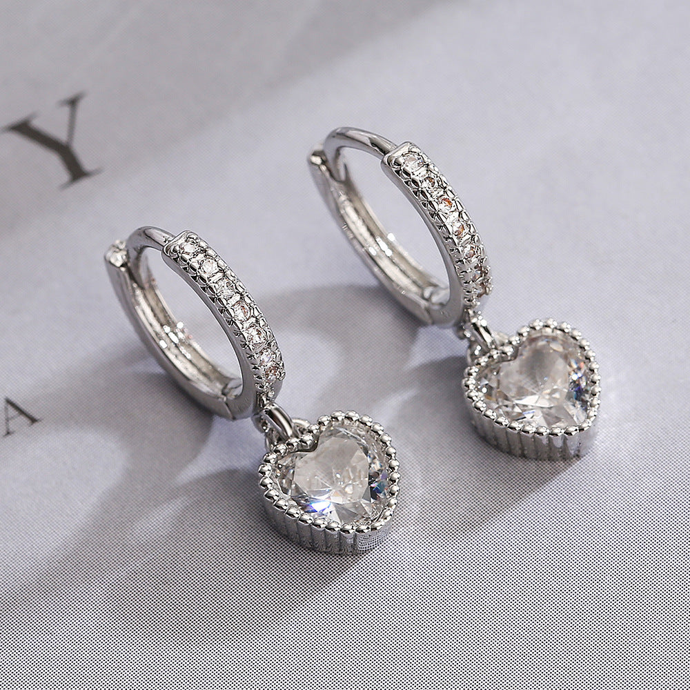 Orecchini da donna minimalisti a forma di cuore in rame placcato oro con zirconi per un look elegante e sofisticato