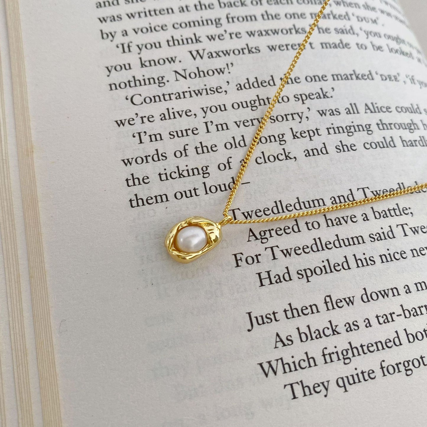 Collar de guisantes de titanio de doble capa estilo francés minimalista para mujer con colgante de hoja y acento de corazón, cadena de clavícula de acero inoxidable galvanizado