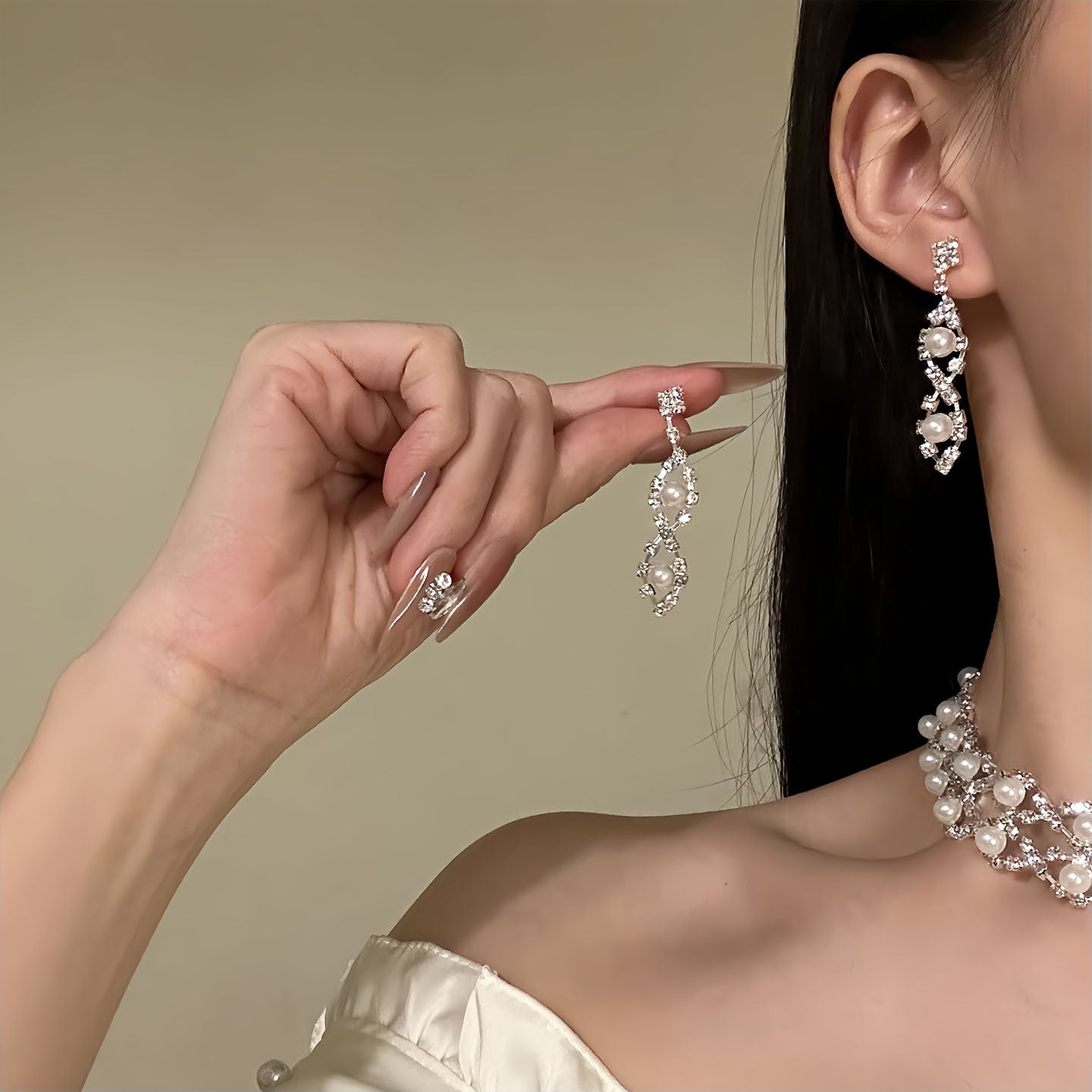 Elegante Set di Collana e Orecchini di Perle di Lusso con Intarsi di Strass, Motivo Floreale, Design Rotondo, Pendente in Lega, Catenina per Clavicola, da Donna