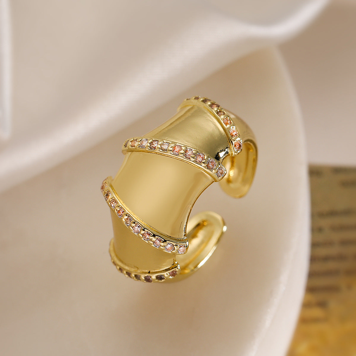 Anello Aperto Geometrico Minimalista da Donna in Rame con Placcatura in Oro 18K e Intarsio di Zirconi
