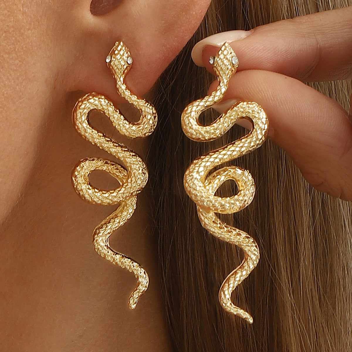 Pendientes de aleación con forma de serpiente minimalistas con acabado chapado para mujer