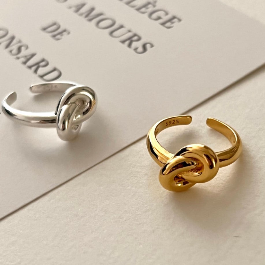 Anello da donna minimalista con nodo geometrico in argento sterling 925