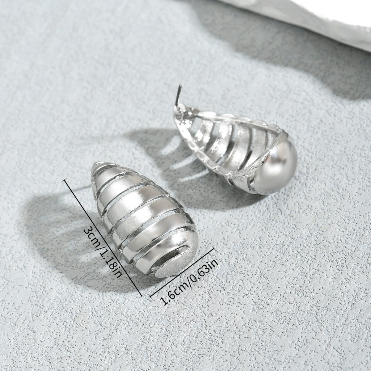 Pendientes geométricos de lágrima para mujer, de aleación de zinc galvanizada, estilo aro con diseño hueco y estética minimalista elevada