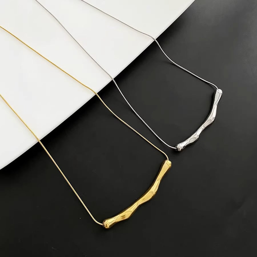 Collar minimalista de acero de titanio con textura irregular para mujer, cadena corta para clavícula con diseño original