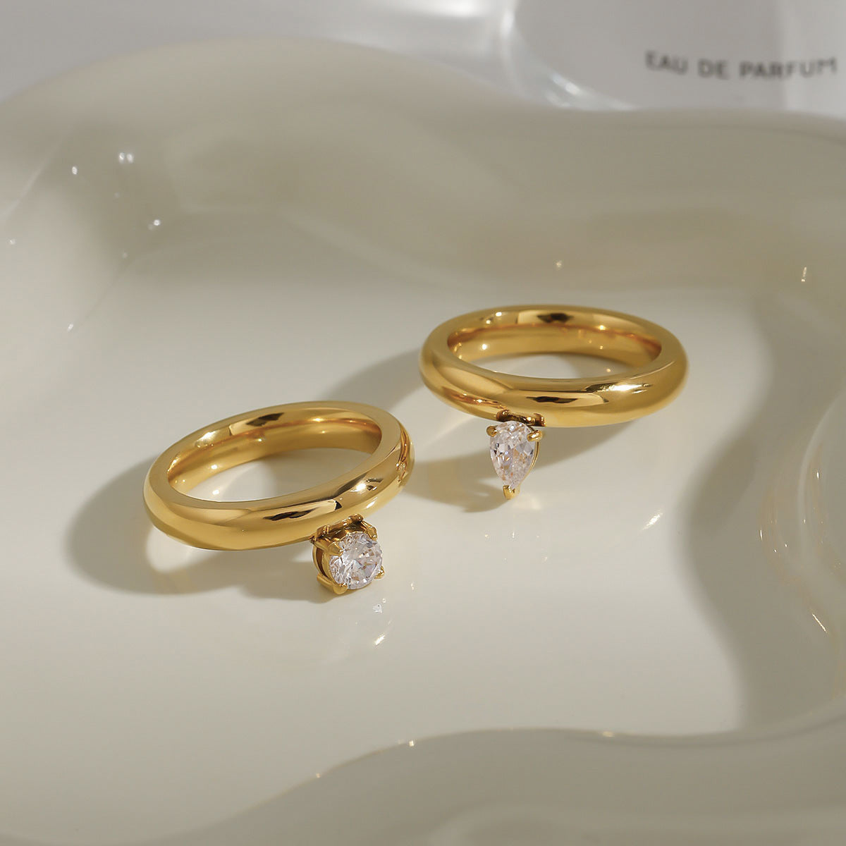 Elegante Anillo Geométrico de Acero Inoxidable con Circonita Cúbica y Triángulo para Mujer