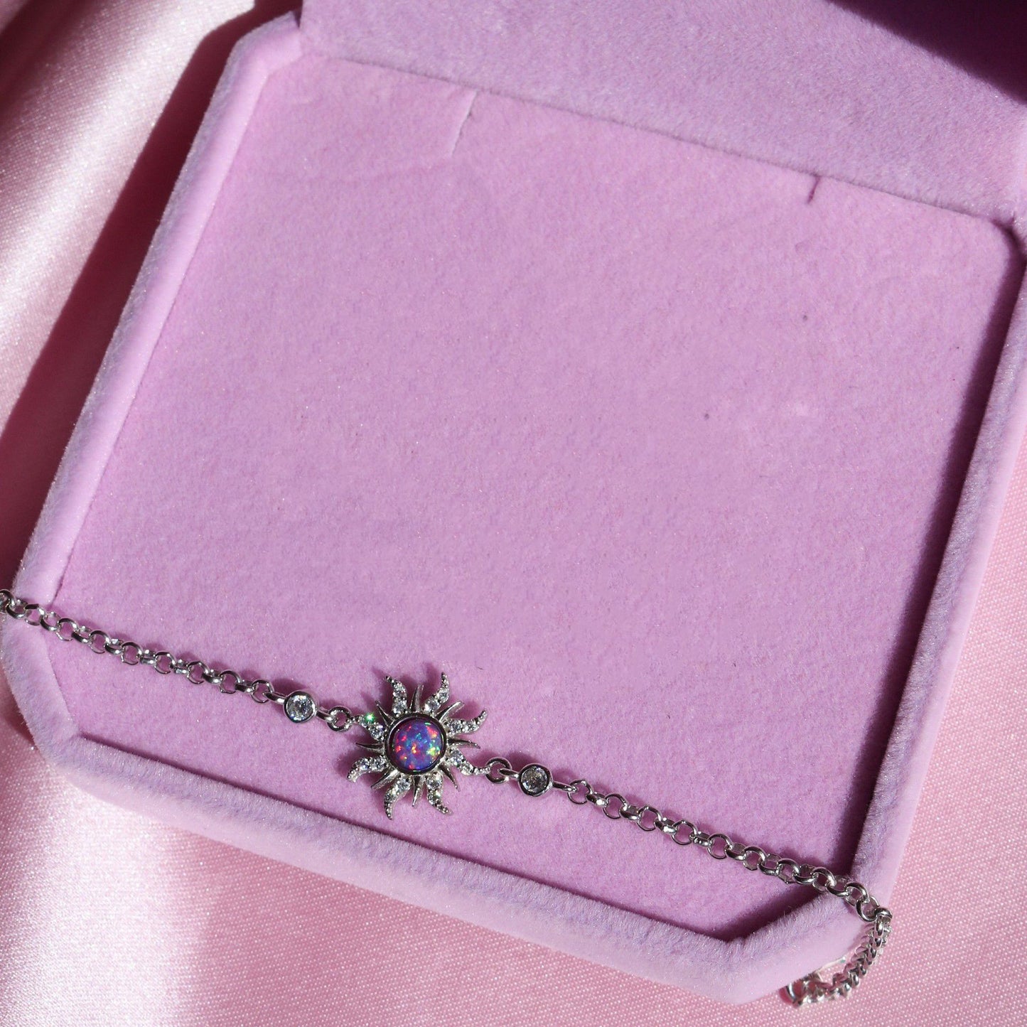 Collana con ciondolo artistico in opale geometrico con stelle in zirconia micro-pavé su catena in rame da donna