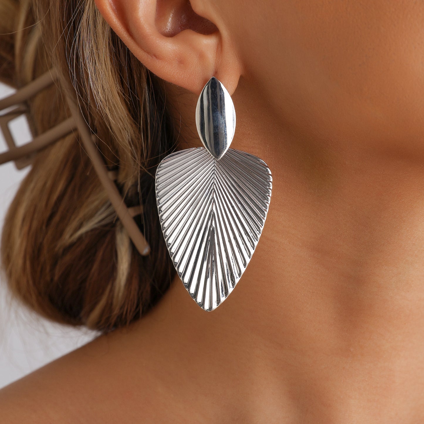 Vintage Luxury Textured Leaf Geometric Round Zinc Alloy Plated Stud Earrings for Women