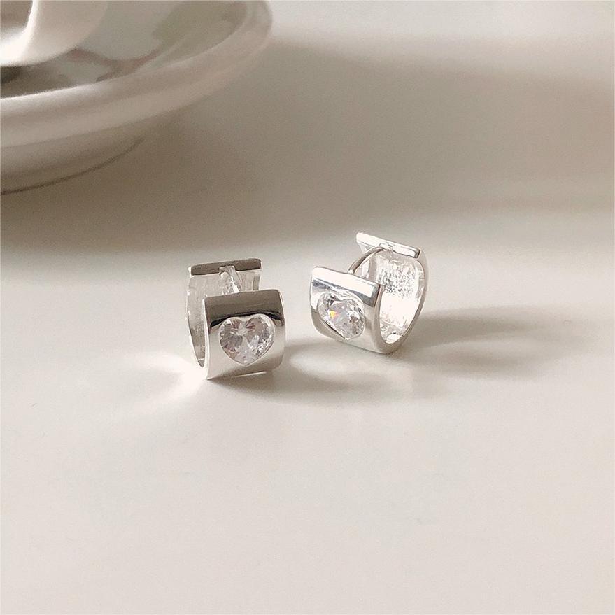 Orecchini a perno minimalisti a forma di cuore in argento sterling 925 con intarsio in zircone per donna