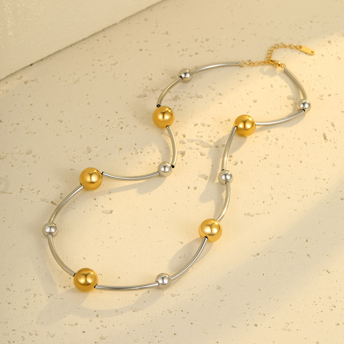 Gargantilla para mujer de moda chapada en oro de 18 quilates, de acero inoxidable, con diseño de cuentas redondas huecas, de dos tonos
