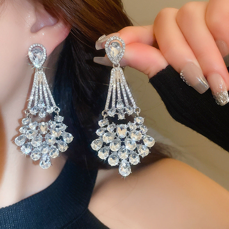 Orecchini a perno di lusso con lega geometrica irregolare e intarsio di strass, placcati argento, alla moda e versatili da donna