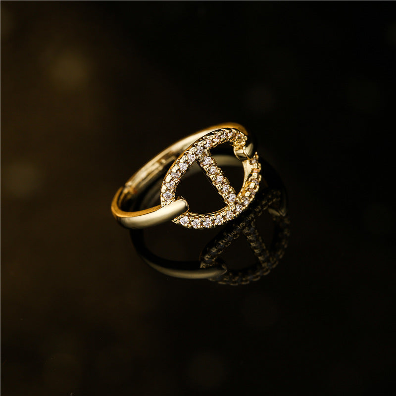 Anello Aperto a Forma di Naso di Maiale Geometrico da Donna con Base in Rame Placcato Oro 18K e Zirconia Micro-Incastonata