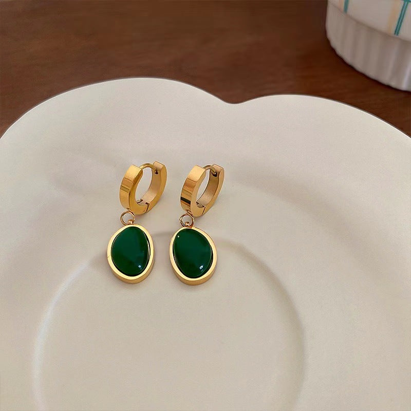 Pendientes minimalistas de titanio con forma ovalada y incrustaciones de piedra verde para mujer