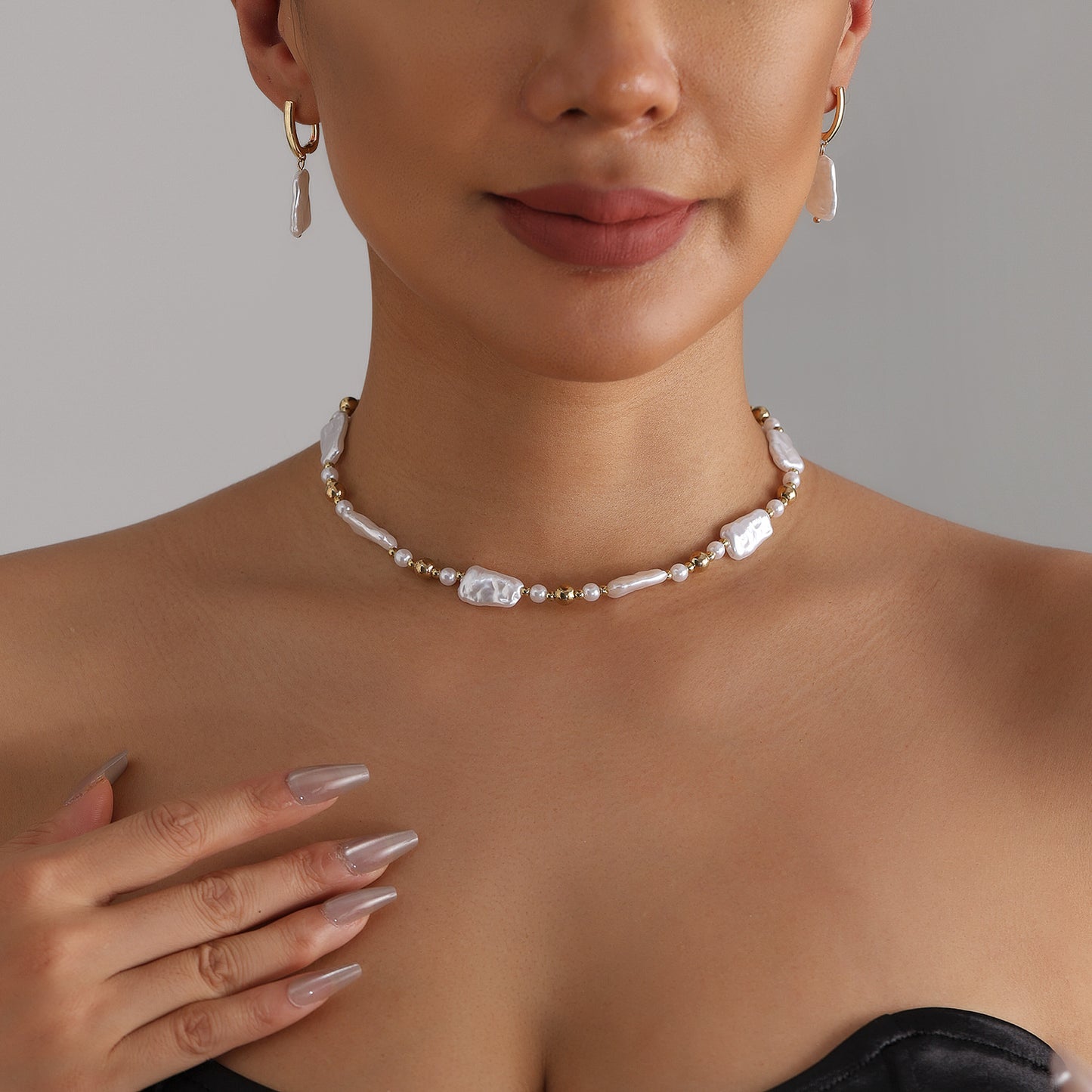 Geometric Alloy Plated Flat Pearl Spliced Necklace for Women