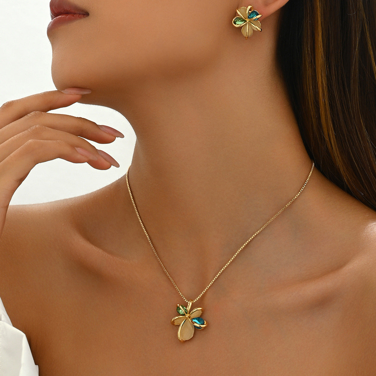 Set Collana con Pendente Floreale e Orecchini da Donna in Stile Barocco, in Rame con Intarsio di Strass Placcato Oro