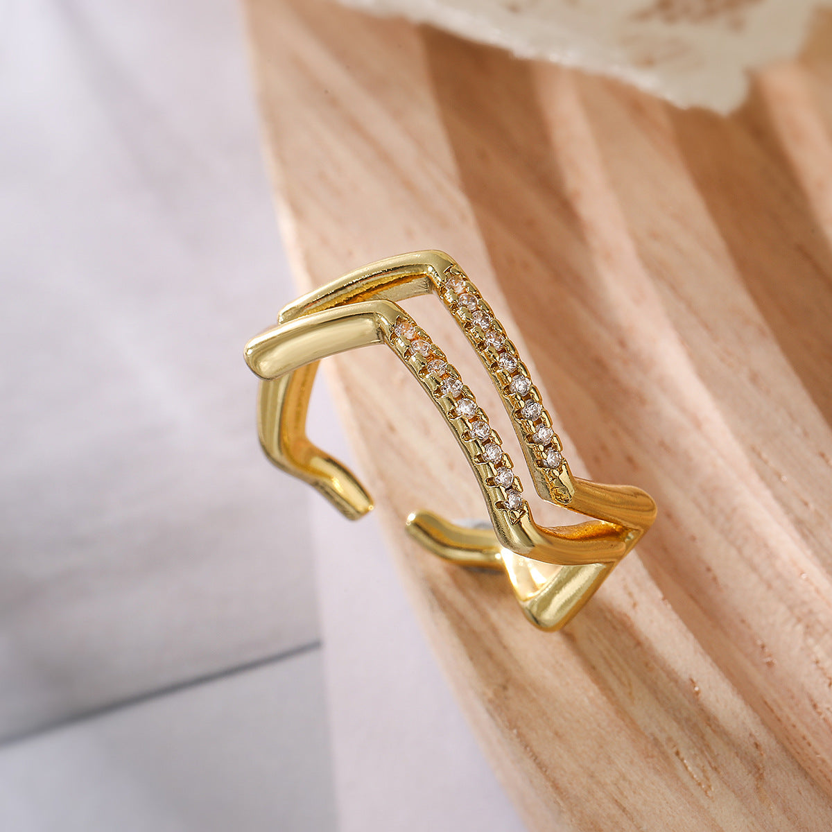 Anello Geometrico Minimalista Regolabile da Donna in Ottone con Placcatura in Oro Vero e Zirconi Micro-Incastonati