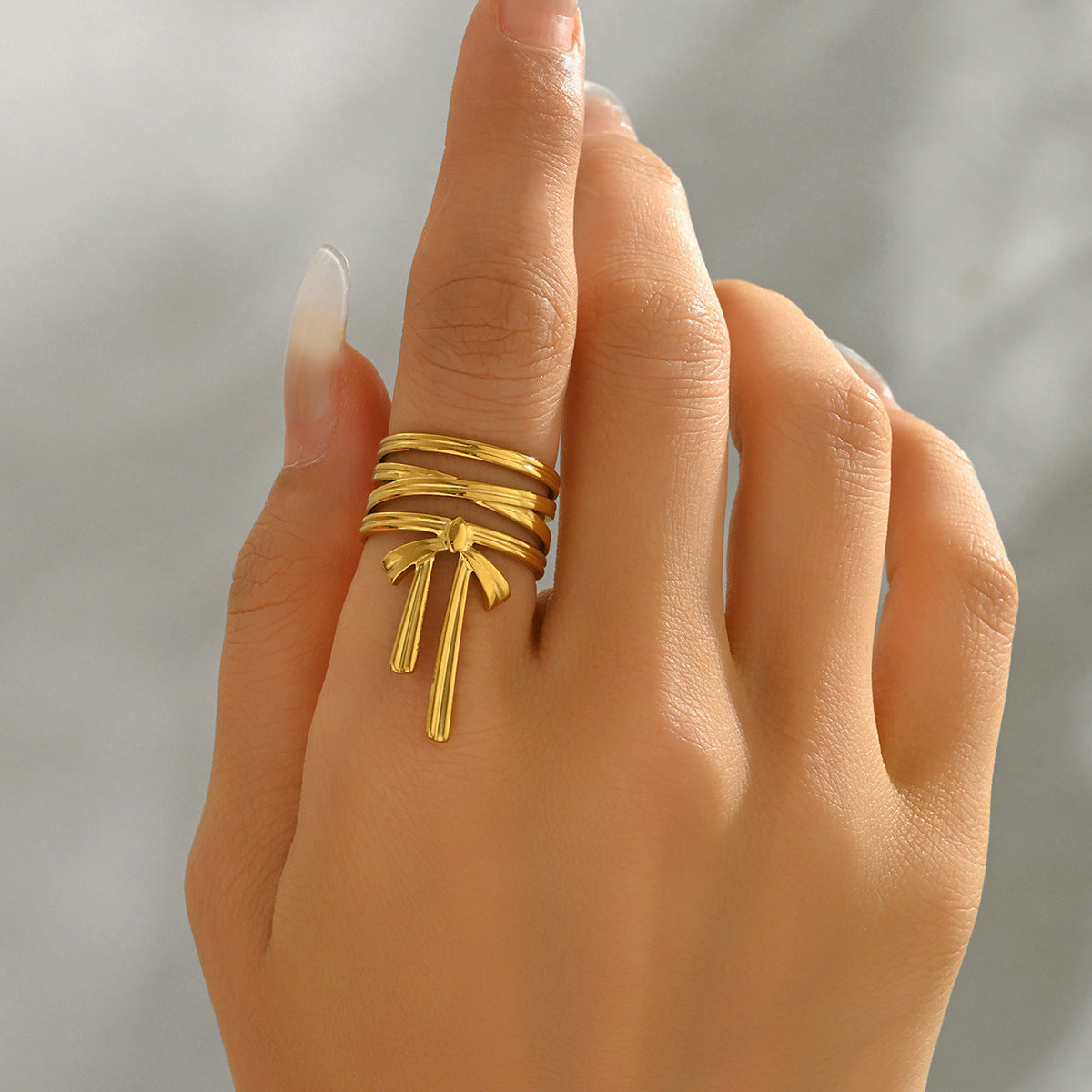 Anillo Abierto Ajustable para Mujer de Lujo con Forma de Lazo, Hecho de Aleación de Zinc con Acabado Chapado