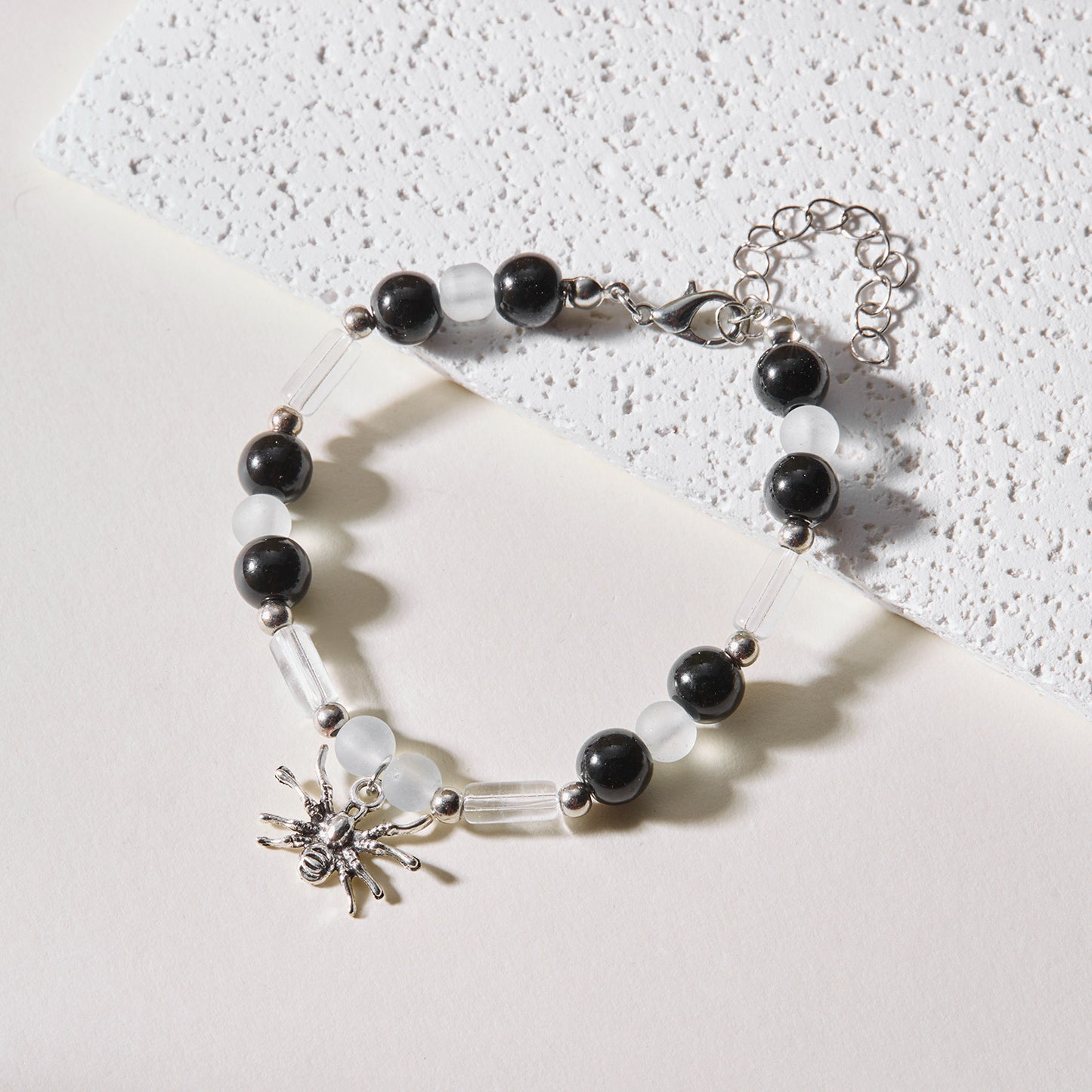 Collar gótico de araña de Halloween para mujer con cuentas que brillan en la oscuridad e incrustaciones de diamantes de imitación en cadena cruzada