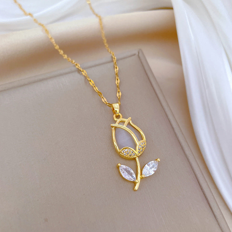 Collana girocollo a ciondolo di lusso a foglia di tulipano geometrica in acciaio al titanio con intarsio di strass