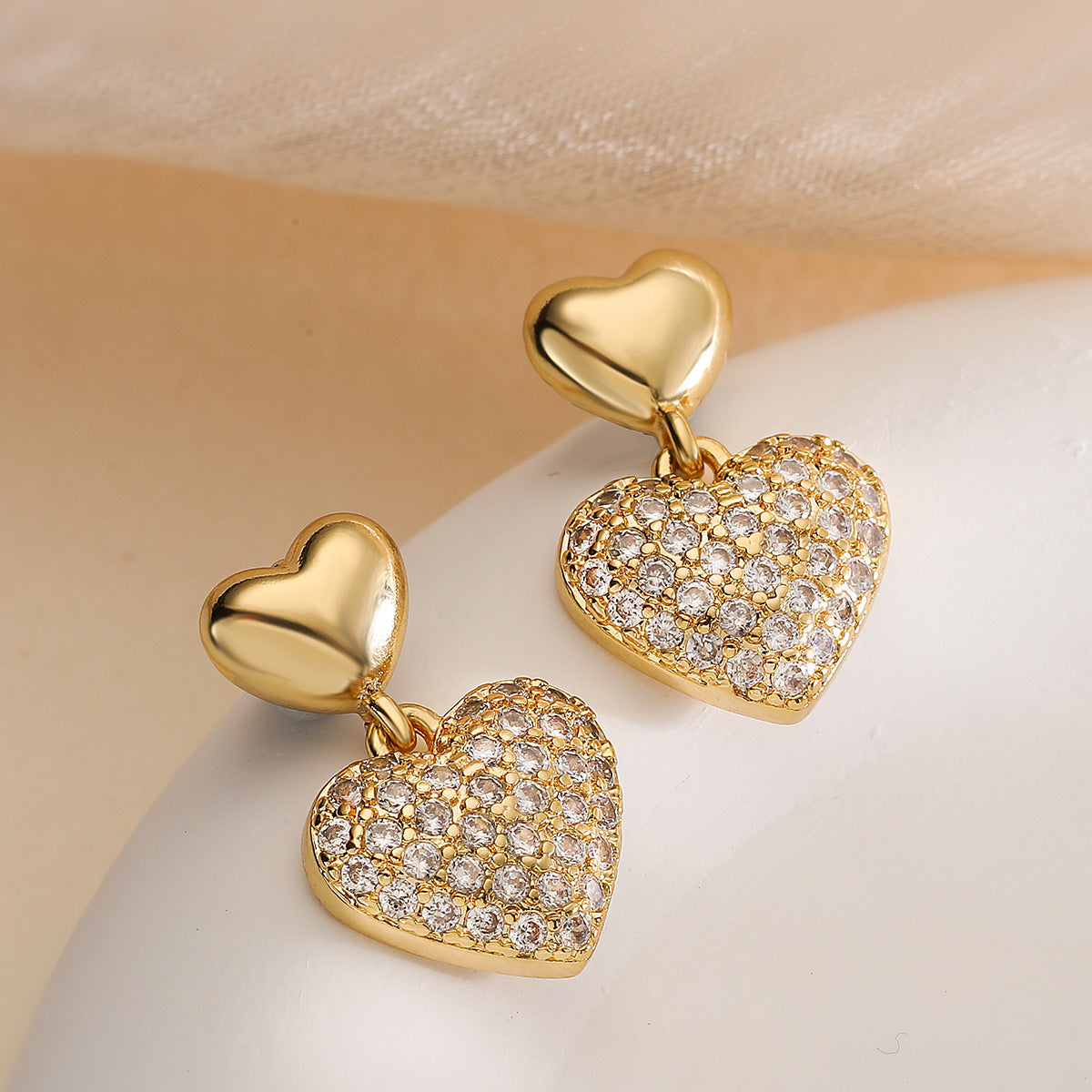 Orecchini vintage minimalisti a forma di cuore in rame placcati oro con zirconi micro-pavé da donna