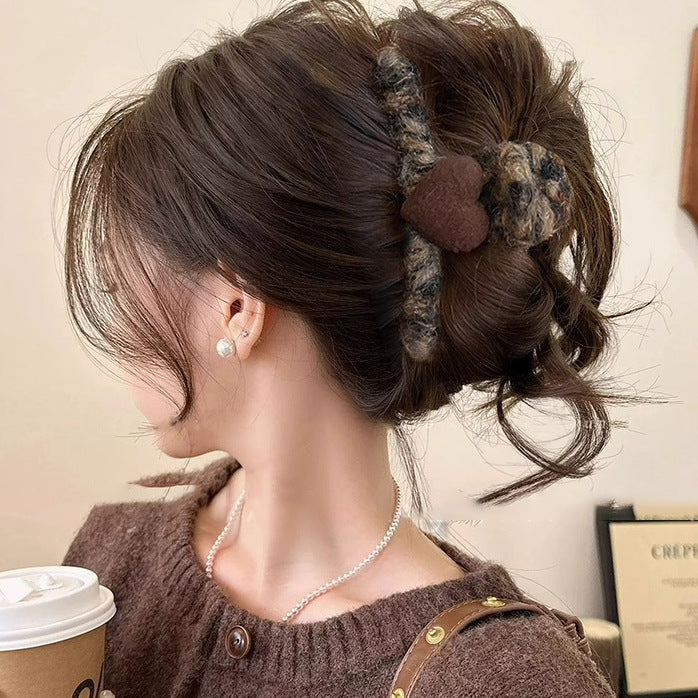 Luxury Style Heart-Shaped Acrylic Velvet-Flocked Hair Claw for Women