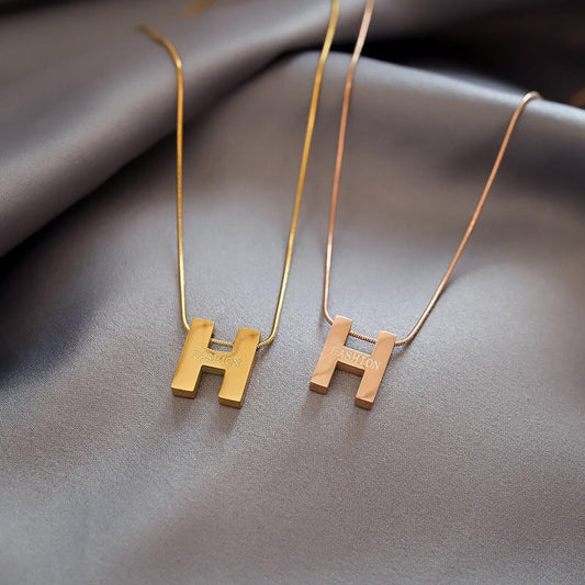 Collana con ciondolo a forma di H in acciaio al titanio minimalista da donna con finitura placcata e catena a serpente