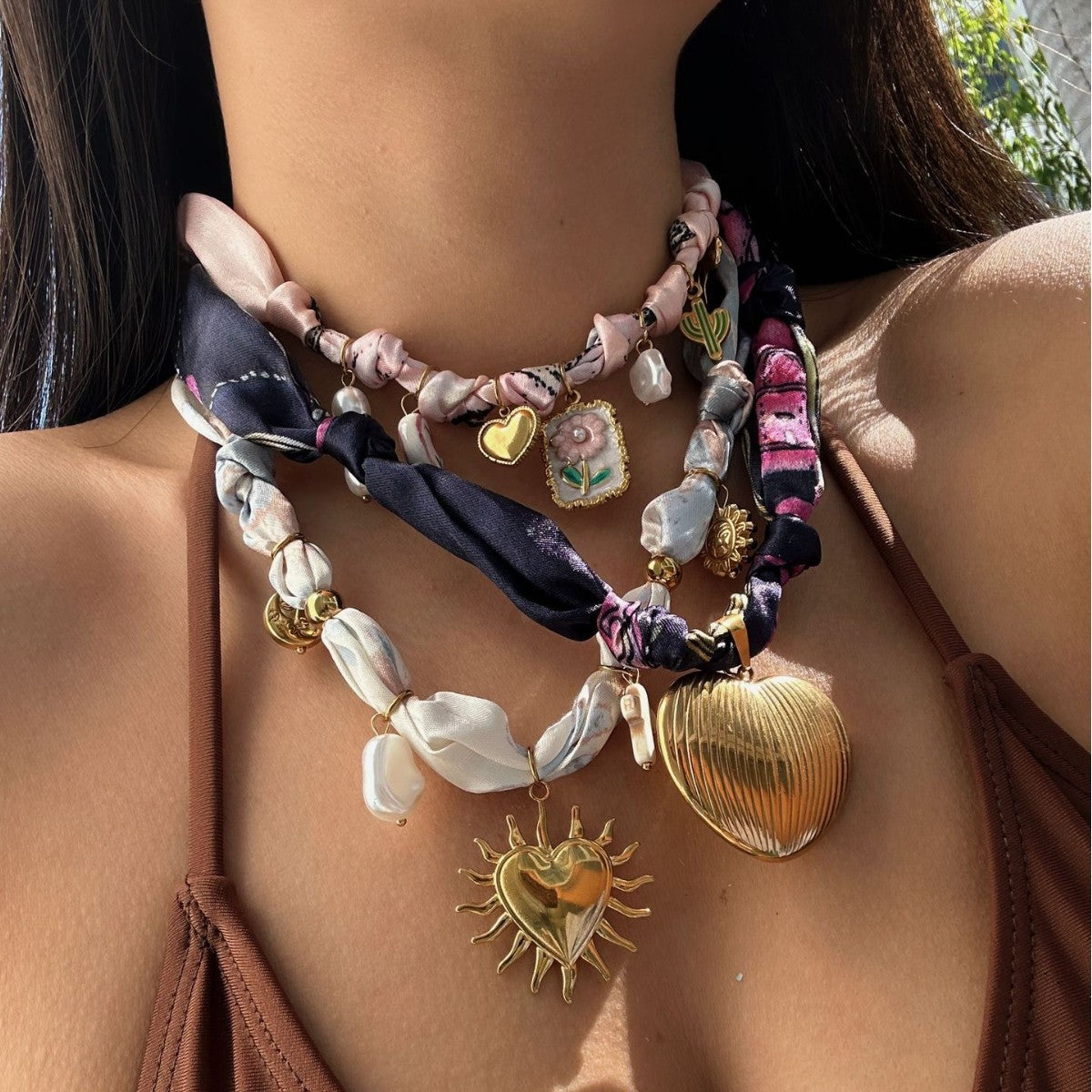 Collana da donna casual con ciondolo in ceramica a forma di fiore e acciaio inossidabile