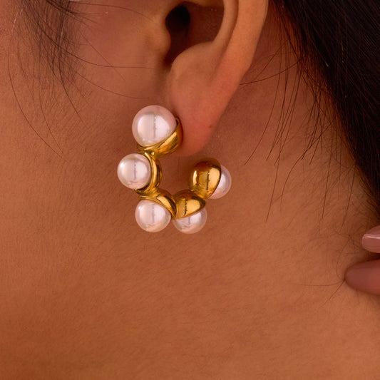 Pendientes de aro minimalistas en forma de C de acero inoxidable con incrustaciones de perlas simuladas y acabado chapado para mujer