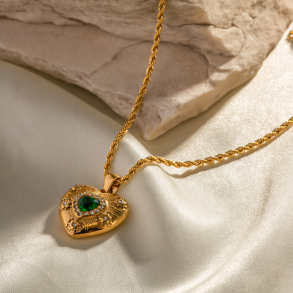 Collana con pendente a cuore in acciaio inossidabile placcato oro 18K stile Instagram con intarsio di zirconi smeraldo