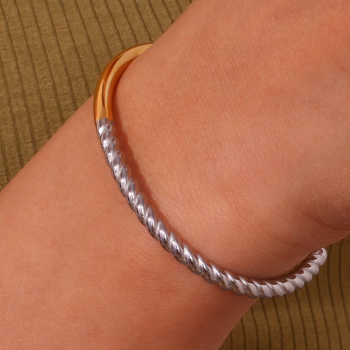Bracciale Minimalista Elegante in Acciaio al Titanio con Design a Maglie Intrecciate Lucidate e Placcatura in Oro 18K da Donna