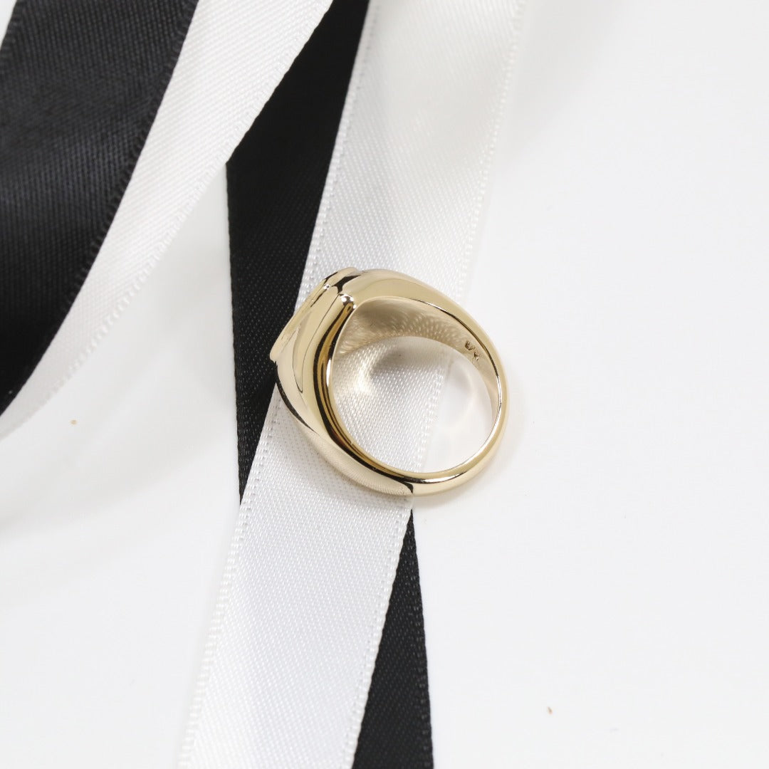 Anello a Cuore con Lettera in Ottone Placcato Oro di Lusso con Smalto Nero per Donna