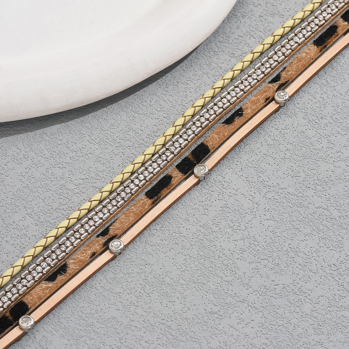 Pulsera de cuero geométrica vintage para mujer con incrustaciones de circonitas, joyería de mano apilable de varias capas