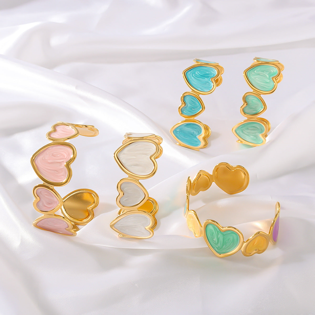 Bracciale Minimalista da Donna in Acciaio al Titanio Smaltato a Forma di Cuore con Finitura Colorata Placcata