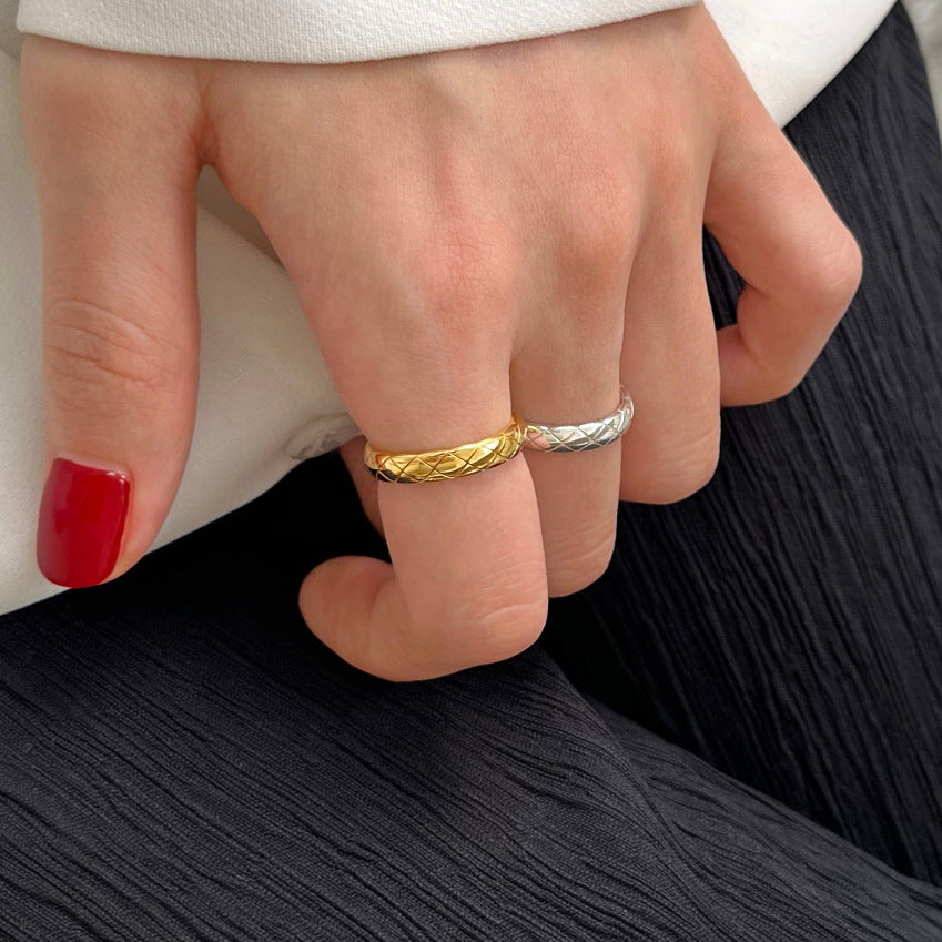 Minimalist Heart-Shaped 925 Sterling Silver Ring with Geometric Beveled Square Grain Texture