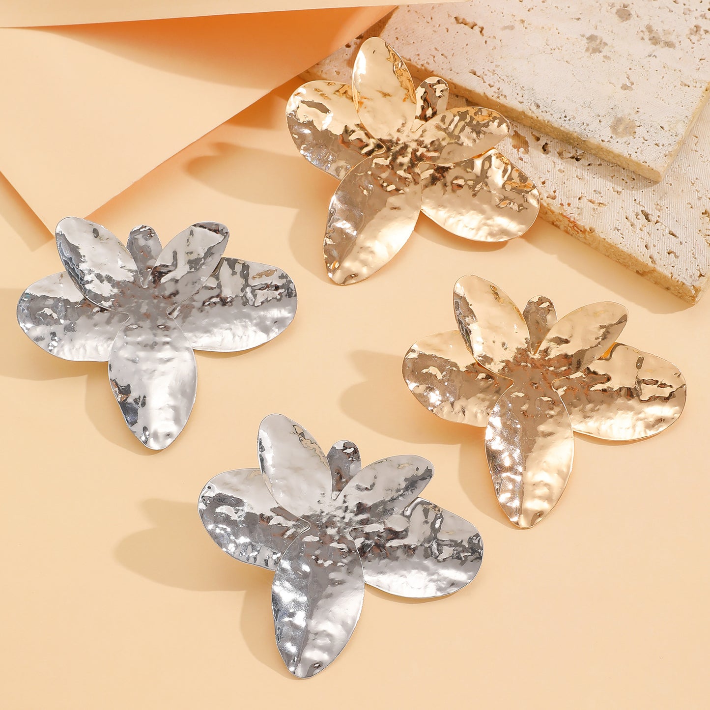 Pendientes de Aleación con Forma Floral Única para Mujer con Diseño de Pétalos Plisados Irregulares y Acabado Galvanizado