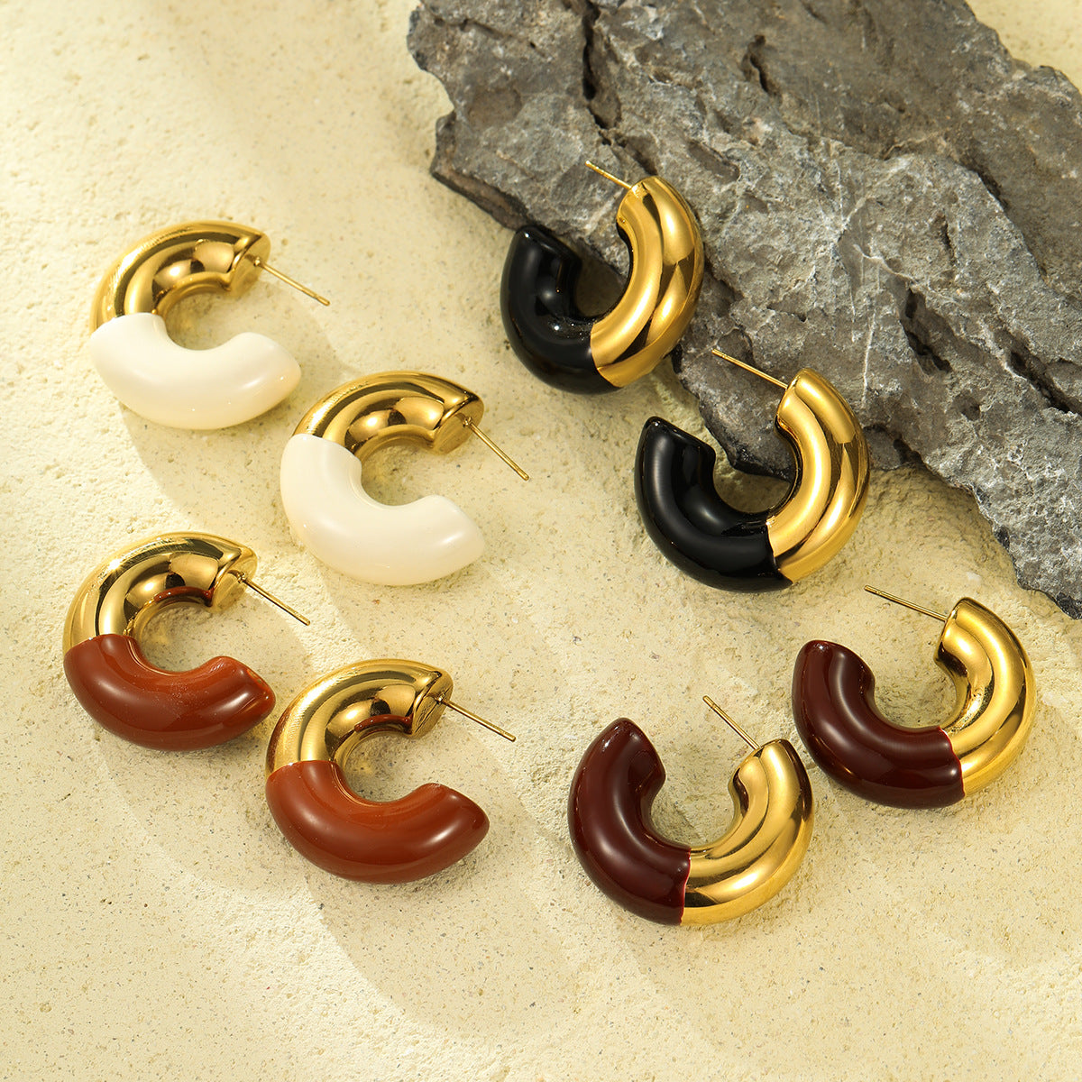 Pendientes de esmalte en forma de C de estilo vintage en acero inoxidable chapado en oro de 18 quilates para mujer