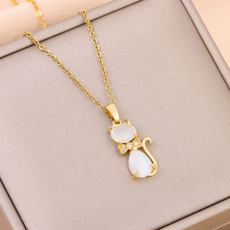 Collana minimalist in acciaio al titanio con ciondolo a gatto in stile francese, con charm in rame placcato oro su catena a maglie per donne e uomini