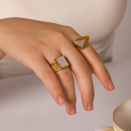 Anillo vintage minimalista geométrico de acero inoxidable con incrustaciones de concha natural blanca y chapado al vacío de 18 quilates