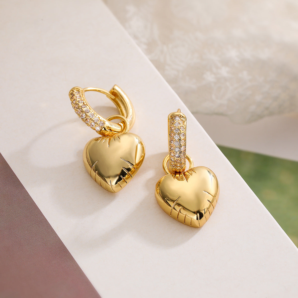 Orecchini da donna minimalisti a forma di cuore in rame placcato oro con zirconi