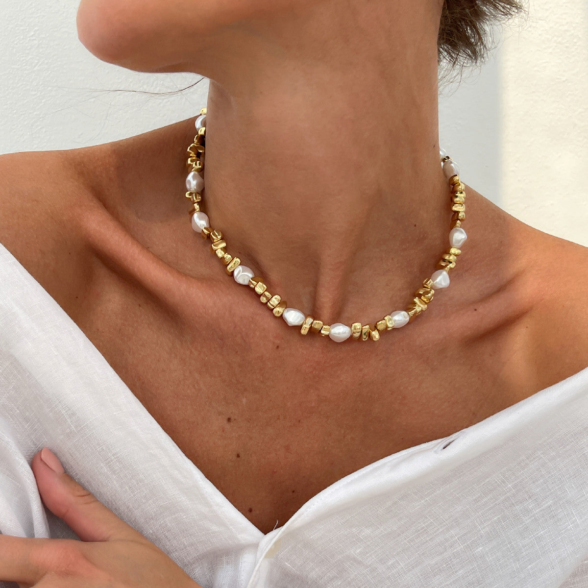 Collana Girocollo Minimalista con Perla Finta a Stella da Donna con Pendente in Lega Placcata Oro e Dettagli a Frange Irregolari