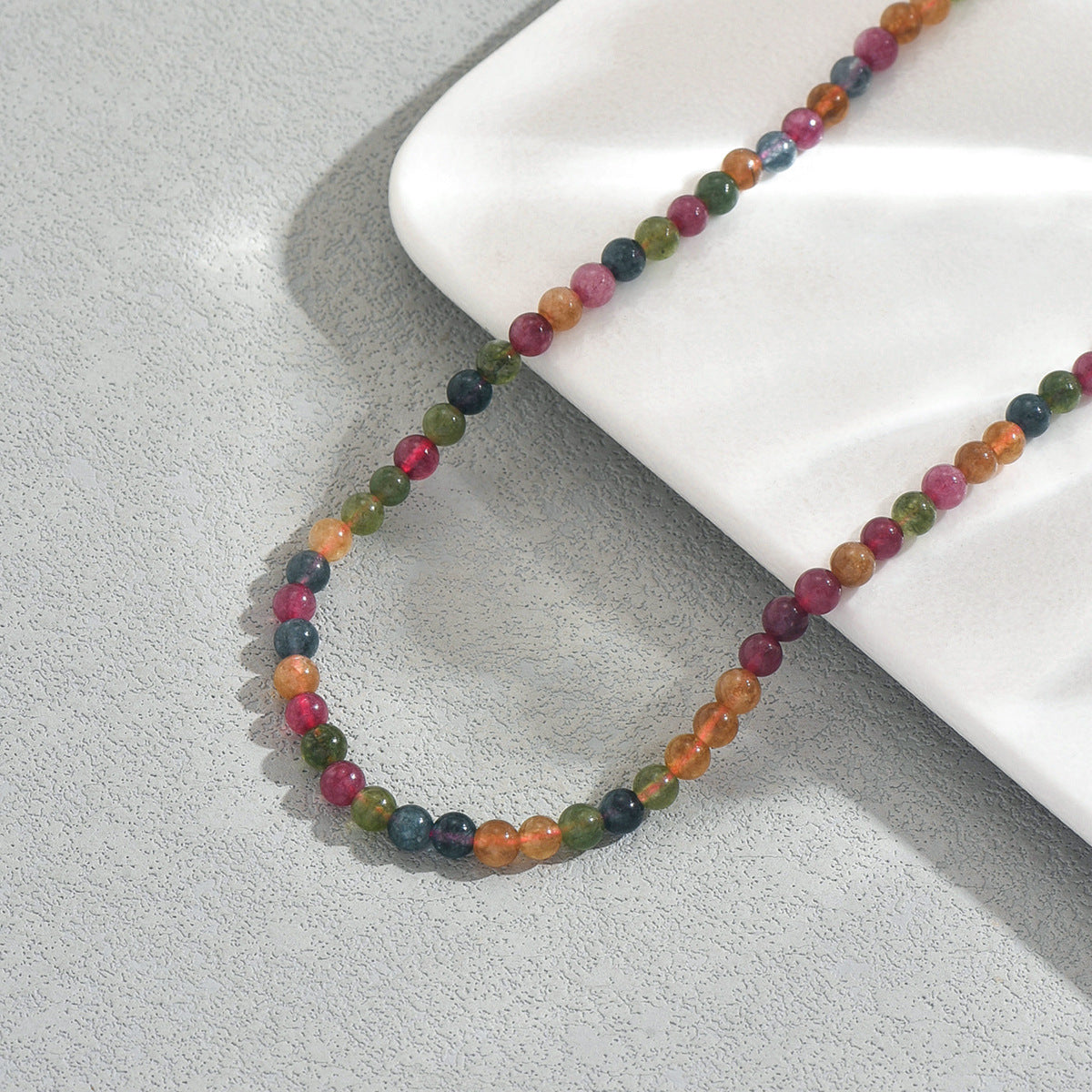Collar colgante geométrico artístico vintage para mujer con cuentas de piedra natural tejidas a mano en cadena de bola redonda