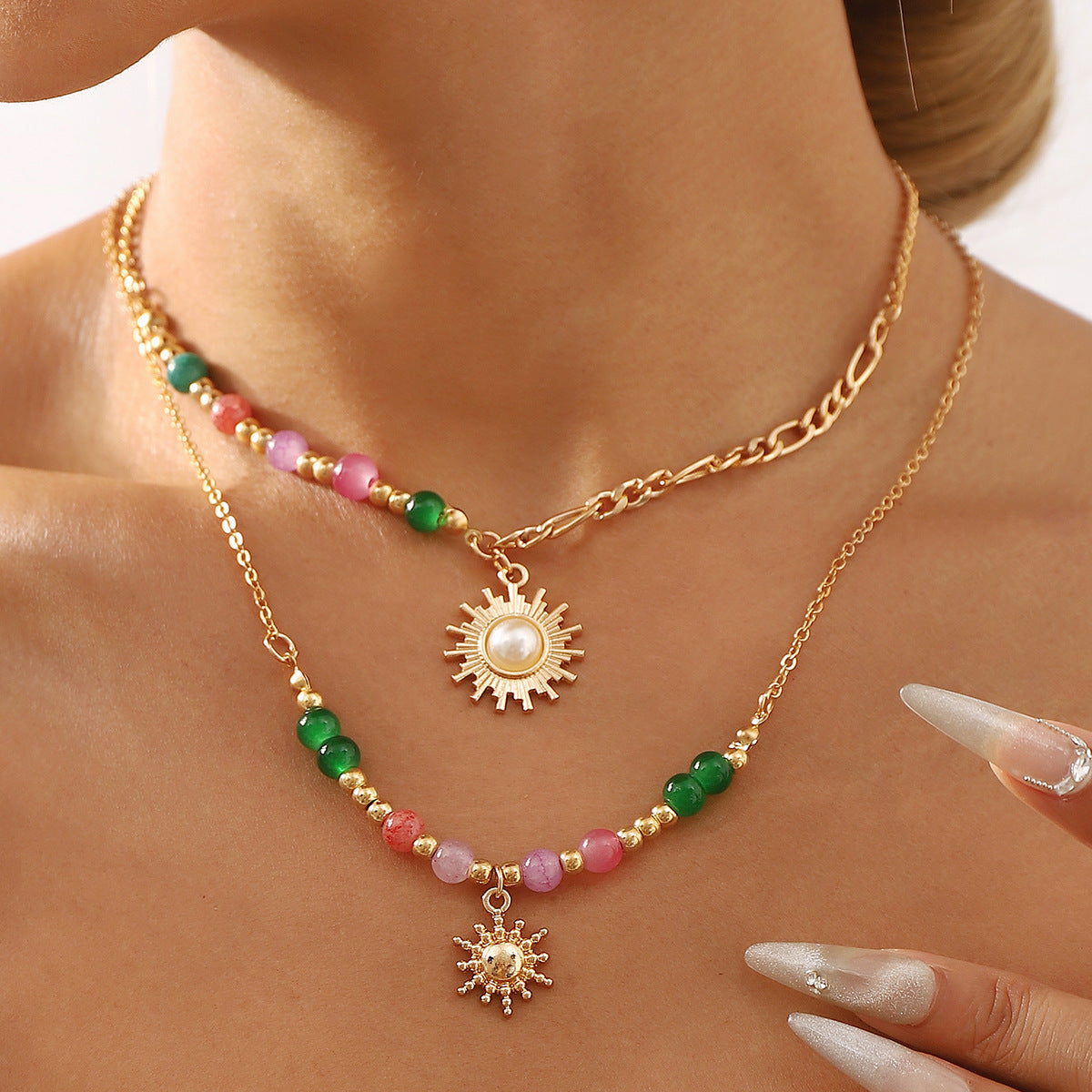 Collar con colgante de sol geométrico retro de inspiración china con detalles de perlas y cuentas de cristal en cadena de aleación galvanizada para mujer