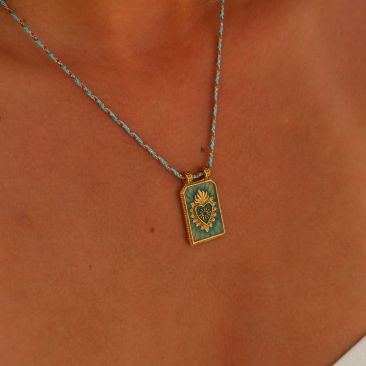 Collana pendente minimalista a forma di cuore in rame placcato oro su cordino colorato da donna